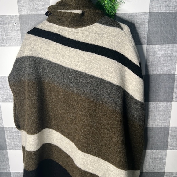 Tabitha Tranverse Wool Poncho - Picture 5 of 5
